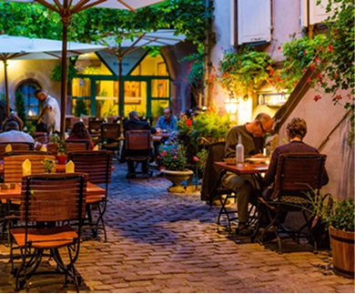 photo d'un couple en terrasse